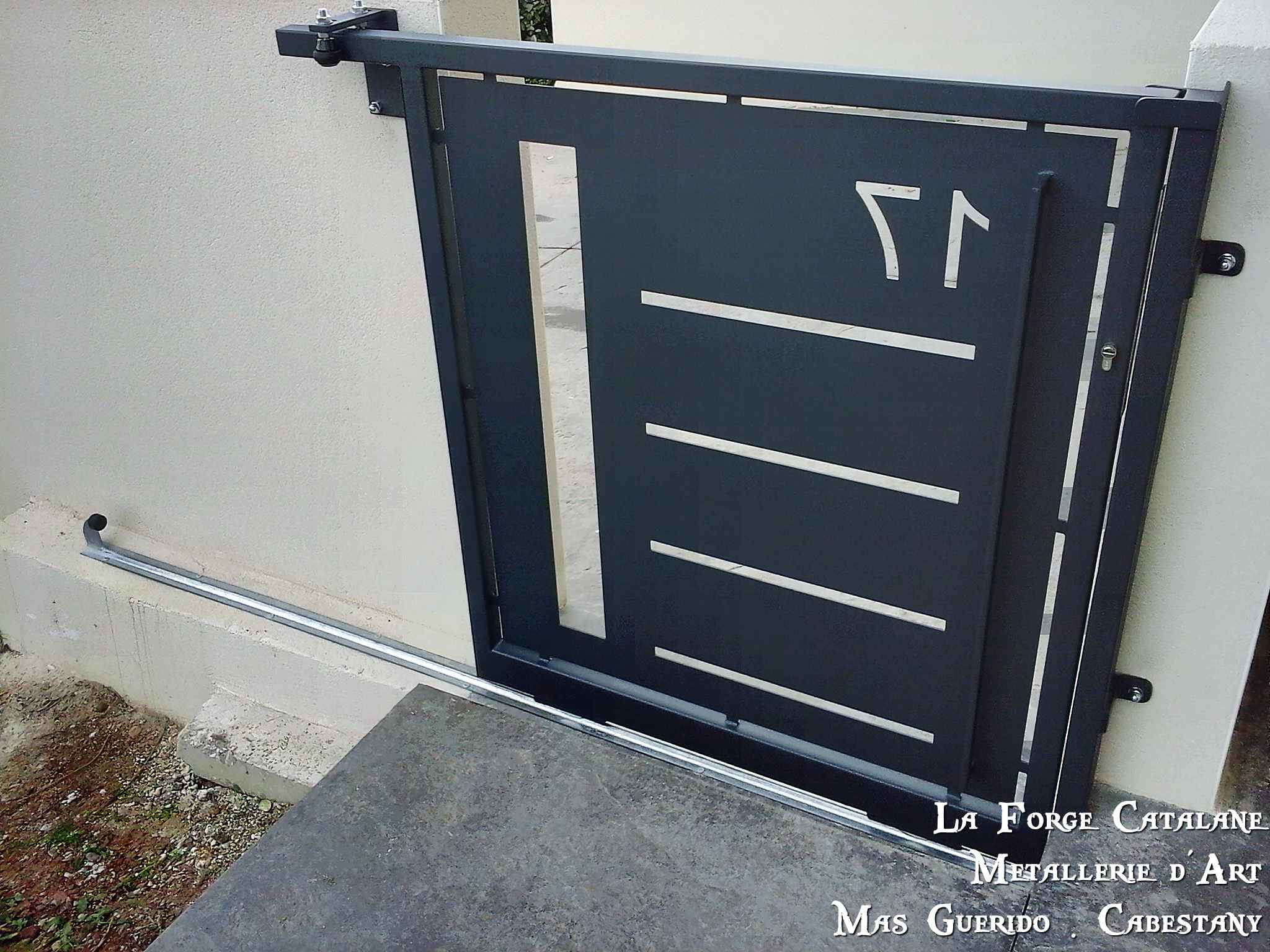 portillon thermolaquage decoupe laser coulissant numero integre 2  forge catalane.jpg